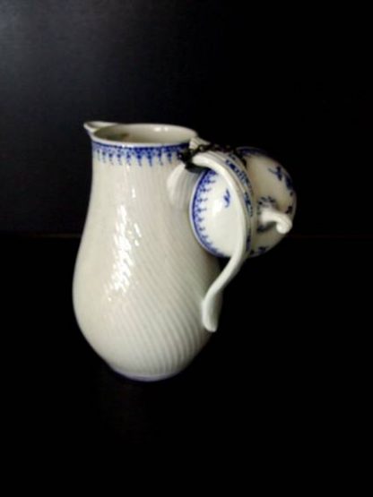 Verseuse en porcelaine de Tournai – Image 4