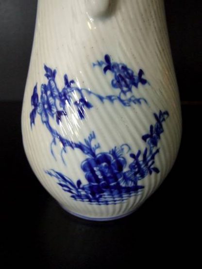 Verseuse en porcelaine de Tournai – Image 3