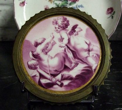 Plaque de meuble en porcelaine de Tournai