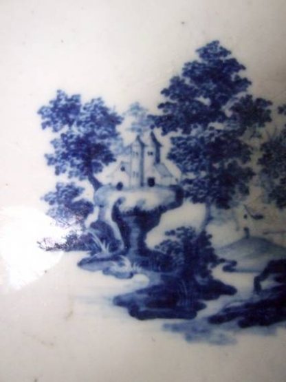 Plat au paysage en porcelaine de Tournai – Image 4