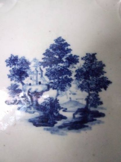 Plat au paysage en porcelaine de Tournai – Image 3