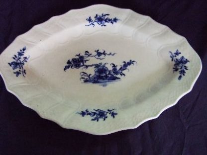 Petit plat en porcelaine de Tournai décor Ronda.