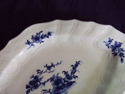 Petit plat en porcelaine de Tournai décor Ronda. – Image 4