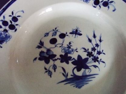 Plat en porcelaine de Tournai décor à la mouche – Image 2