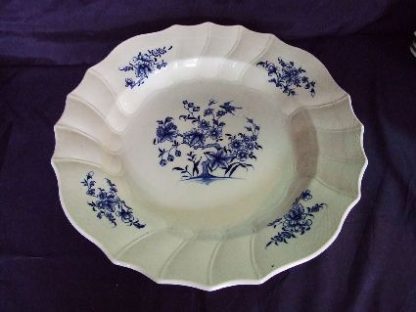 Plat rond en porcelaine de Tournai