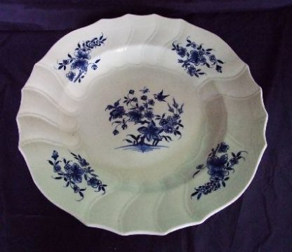 Plat rond en porcelaine de Tournai