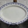 Plat oval en porcelaine de Tournai décor semi de fleurettes