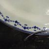 Plat oval en porcelaine de Tournai décor semi de fleurettes – Image 3