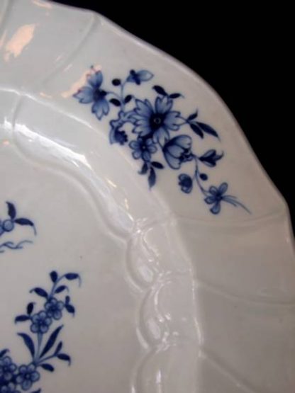 Plat en porcelaine tendre de Tournai – Image 3