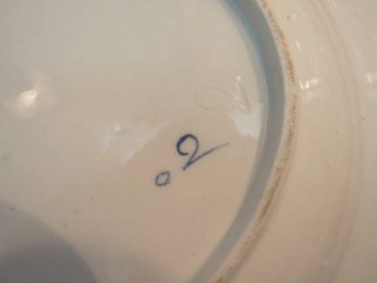 Plat en porcelaine tendre de Tournai – Image 2