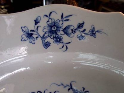 Plat en porcelaine tendre de Tournai – Image 3