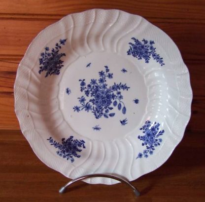 Plat en porcelaine de Tournai décor fleuri et cinq insectes