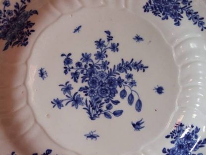 Plat en porcelaine de Tournai décor fleuri et cinq insectes – Image 8