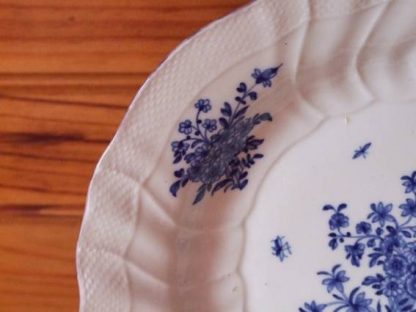 Plat en porcelaine de Tournai décor fleuri et cinq insectes – Image 6