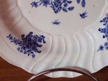 Plat en porcelaine de Tournai décor fleuri et cinq insectes – Image 5