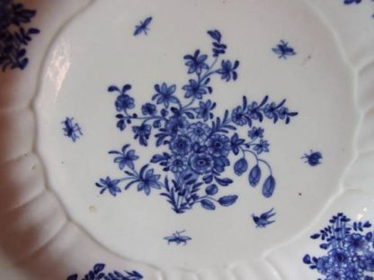 Plat en porcelaine de Tournai décor fleuri et cinq insectes – Image 4