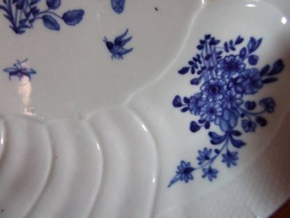 Plat en porcelaine de Tournai décor fleuri et cinq insectes – Image 3