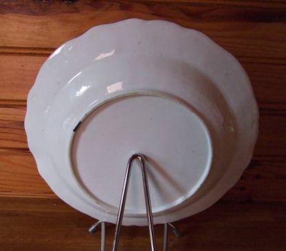 Plat en porcelaine de Tournai décor fleuri et cinq insectes – Image 2
