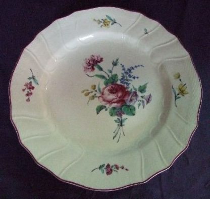 Assiette polychrome en porcelaine tendre de Tournai