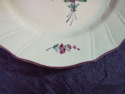 Assiette polychrome en porcelaine tendre de Tournai – Image 3
