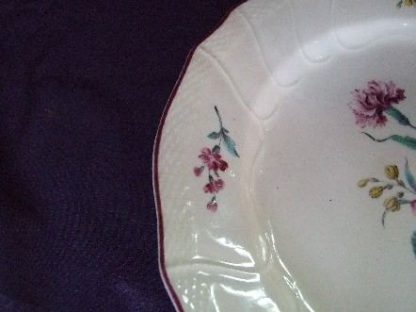 Assiette polychrome en porcelaine tendre de Tournai – Image 4