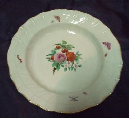 Assiette polychrome en porcelaine tendre de Tournai.