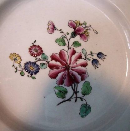 Assiette polychrome de Tournai fleurs des Indes – Image 2