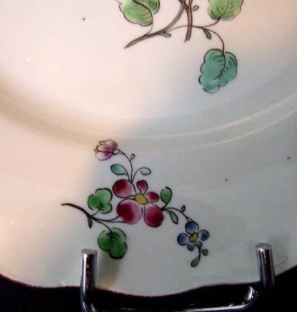 Assiette polychrome de Tournai fleurs des Indes – Image 4