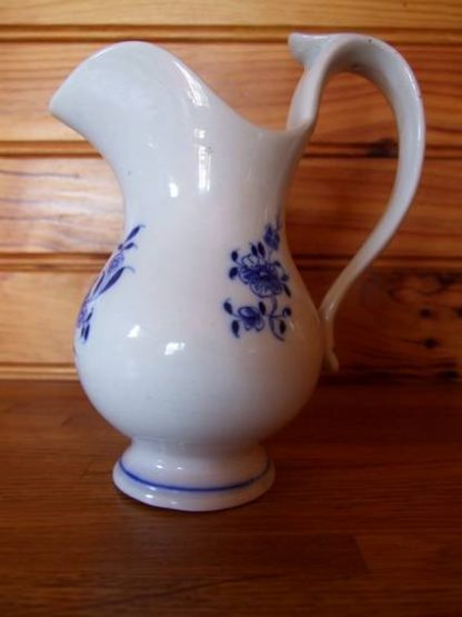 Pot à lait en forme de casque.