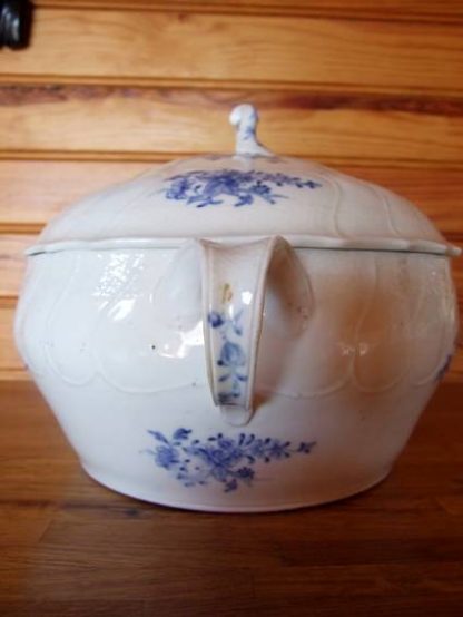 Superbe pot a oille en porcelaine de Tournai 18ème – Image 6