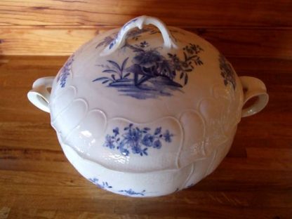 Superbe pot a oille en porcelaine de Tournai 18ème