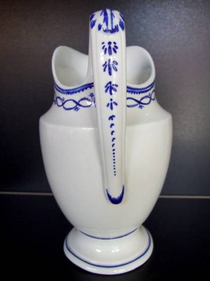 Pot à lait en porcelaine de tournai à l'anneau – Image 4
