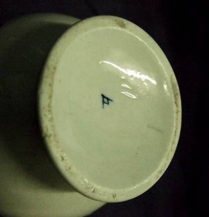 Pot à lait en forme de casque au décor à la mouche – Image 6