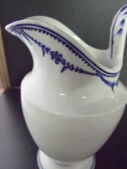 Pot à lait en porcelaine de tournai – Image 5