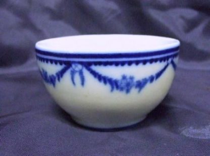 Pochon en porcelaine de Tournai (Guirland Louis XVI)