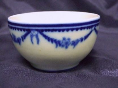 Pochon en porcelaine de Tournai (Guirland Louis XVI) – Image 4