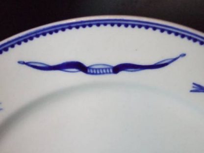 Assiette en porcelaine tendre de Tournai décor au prix de tir – Image 2