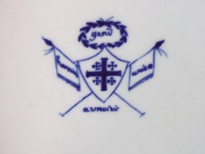 Assiette en porcelaine tendre de Tournai décor au prix de tir – Image 3