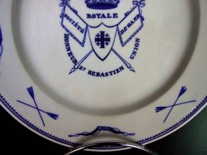 Assiette en porcelaine de Tournai Gilde Saint-Sébastien – Image 4
