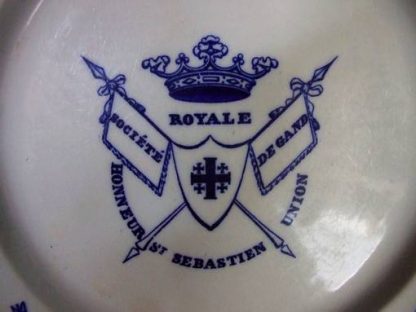 Assiette en porcelaine de Tournai Gilde Saint-Sébastien – Image 3