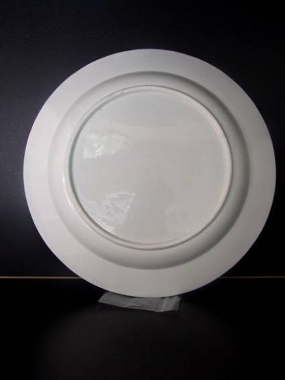 Assiette creuse en porcelaine de Tournai aux armes de Saint-Sébastien de Gand – Image 3