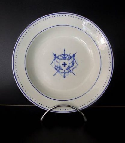 Assiette creuse en porcelaine de Tournai aux armes de Saint-Sébastien de Gand