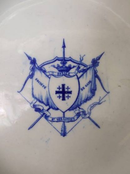 Assiette creuse en porcelaine de Tournai aux armes de Saint-Sébastien de Gand – Image 2