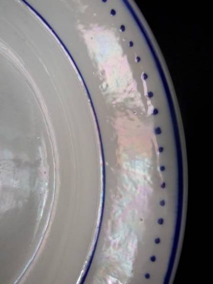 Assiette creuse en porcelaine de Tournai aux armes de Saint-Sébastien de Gand – Image 4