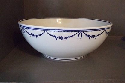 Saladier en porcelaine tendre de Tournai (décor Louis XVI)