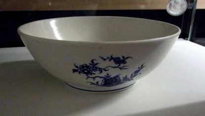 Saladier en porcelaine tendre de Tournai Ronda – Image 5