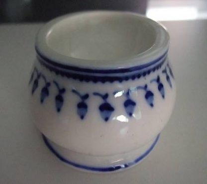Saleron en porcelaine de Tournai (au glands) – Image 4