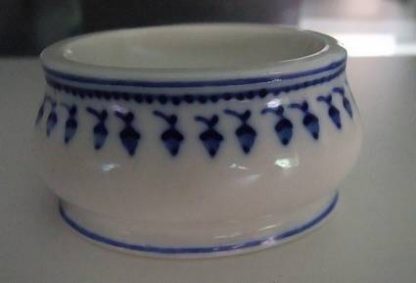 Saleron en porcelaine de Tournai (au glands) – Image 2