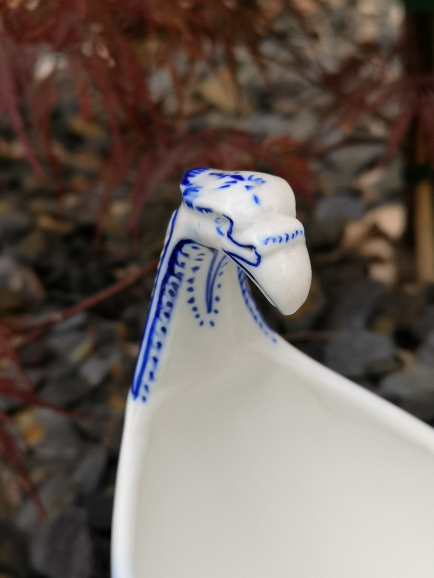 Saucière à l'aigle en porcelaine de Tournai décor guirlande Louis XVI - La Porcelaine de Tournai