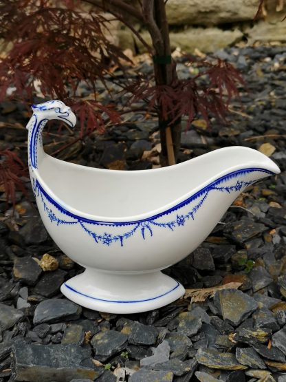 Saucière à l'aigle en porcelaine de Tournai décor guirlande Louis XVI